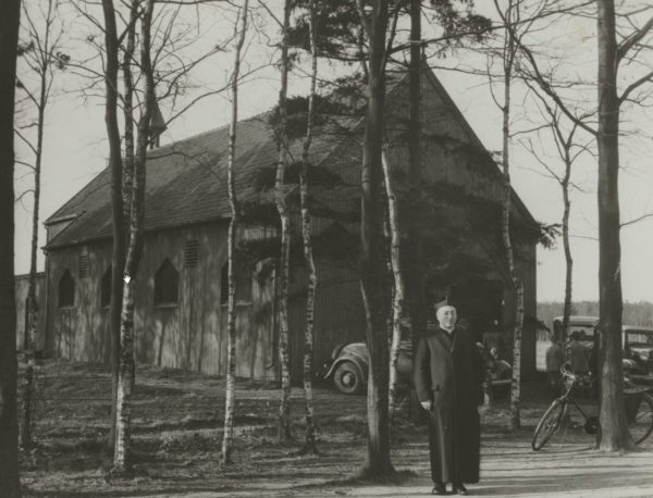 elsendorp-100-historie-kerkje-met-pastoor